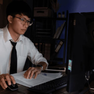 Karyawan sedang kerja lembur